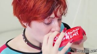 Мужик заставил рыжую девушку делать глубокий горловой минет и обкончал лицо