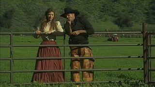 Худенькая азиатка шпилиться в мокрую промежность с ковбоем на природе