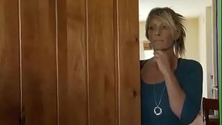 Мачеха с большими дойками не против насладиться молодым хером в своих просторах