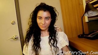 Межрасовый секс с минетом от замужней брюнетки и трахом на кровати с негром