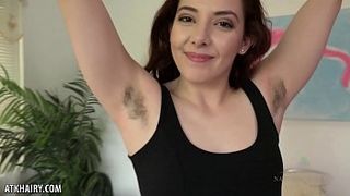 Девушка с волосатыми подмышками до оргазма натирает на кровати заросшую мохнатку