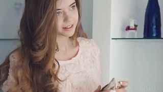 Симпатичная девушка дразнит на стуле красивыми дойками и аккуратной щелью