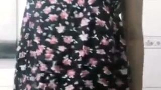 Беременная девушка показывает в ванной большие дойки и трахает себя бутылкой